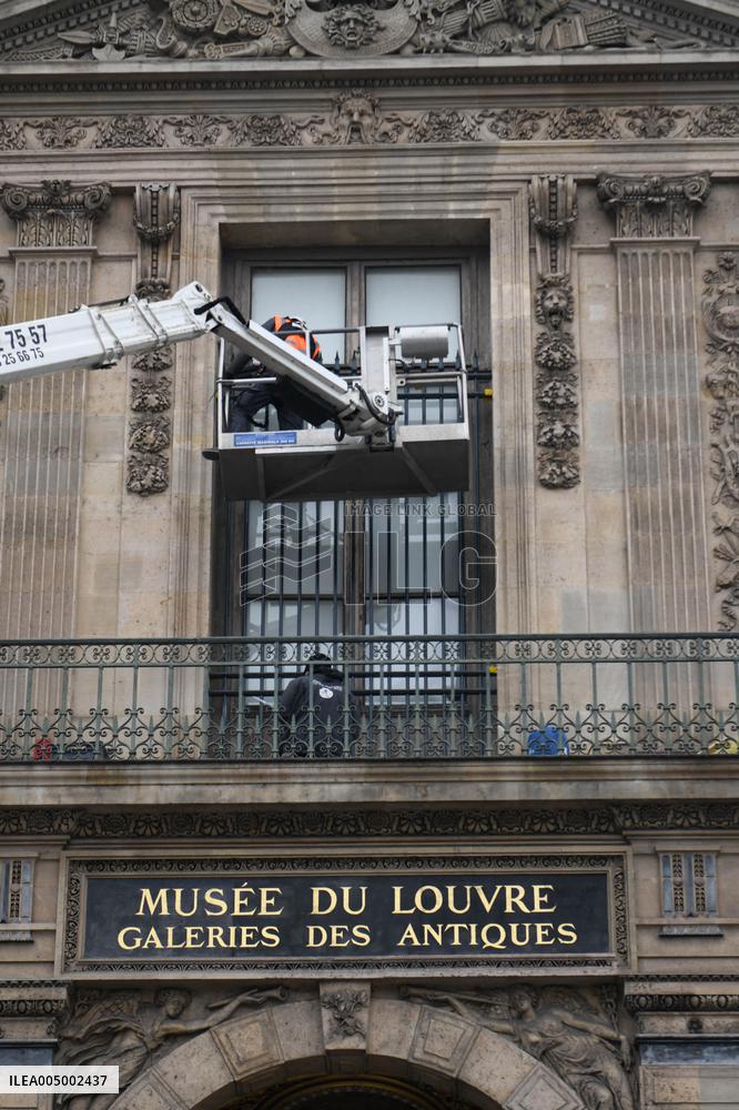 Louvre Museum Installs Bars Over Robbed Gallery Window - Paris