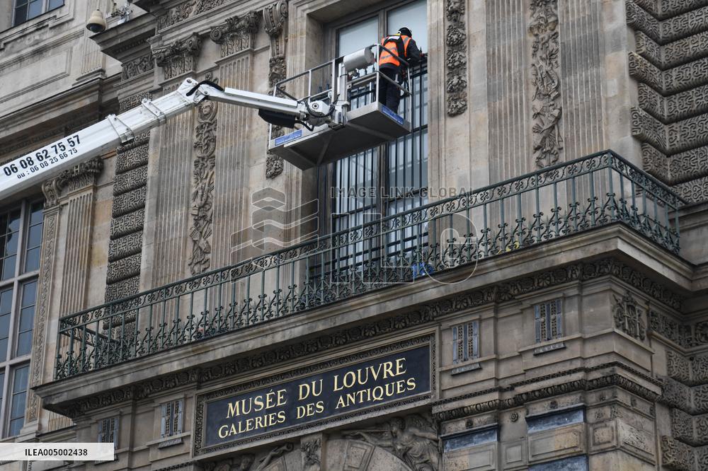 Louvre Museum Installs Bars Over Robbed Gallery Window - Paris