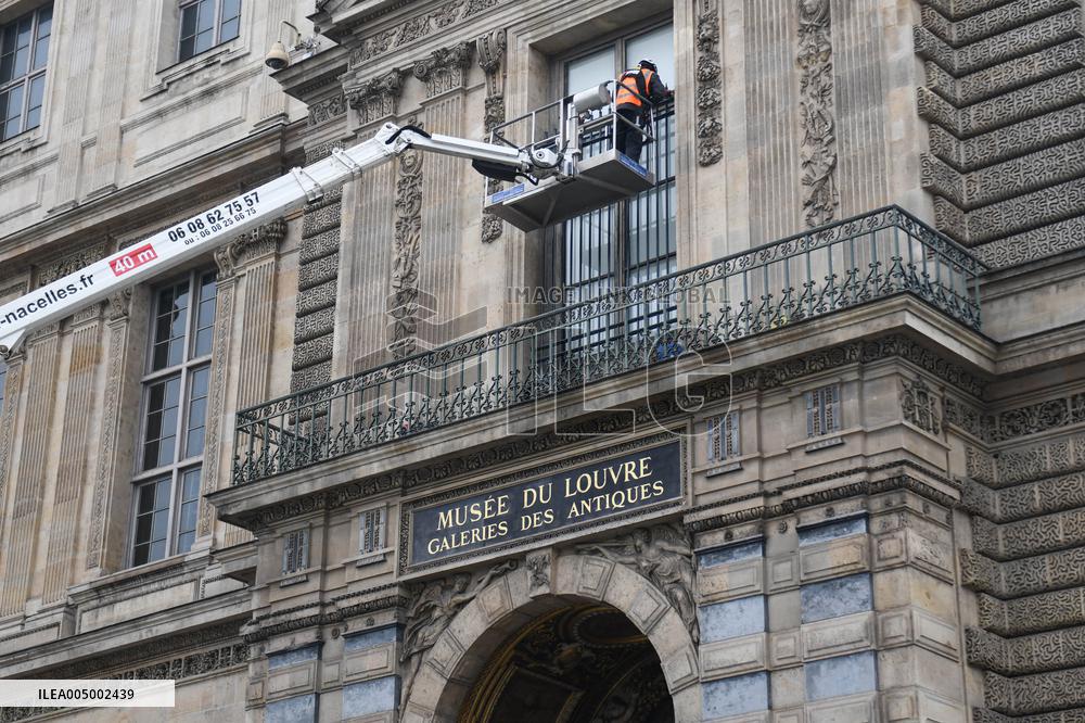 Louvre Museum Installs Bars Over Robbed Gallery Window - Paris