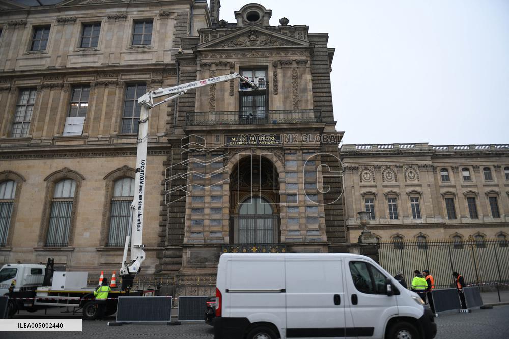 Louvre Museum Installs Bars Over Robbed Gallery Window - Paris