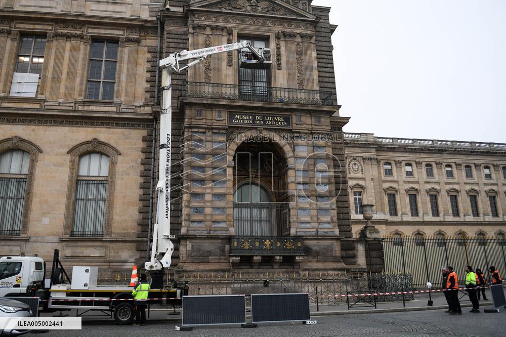 Louvre Museum Installs Bars Over Robbed Gallery Window - Paris