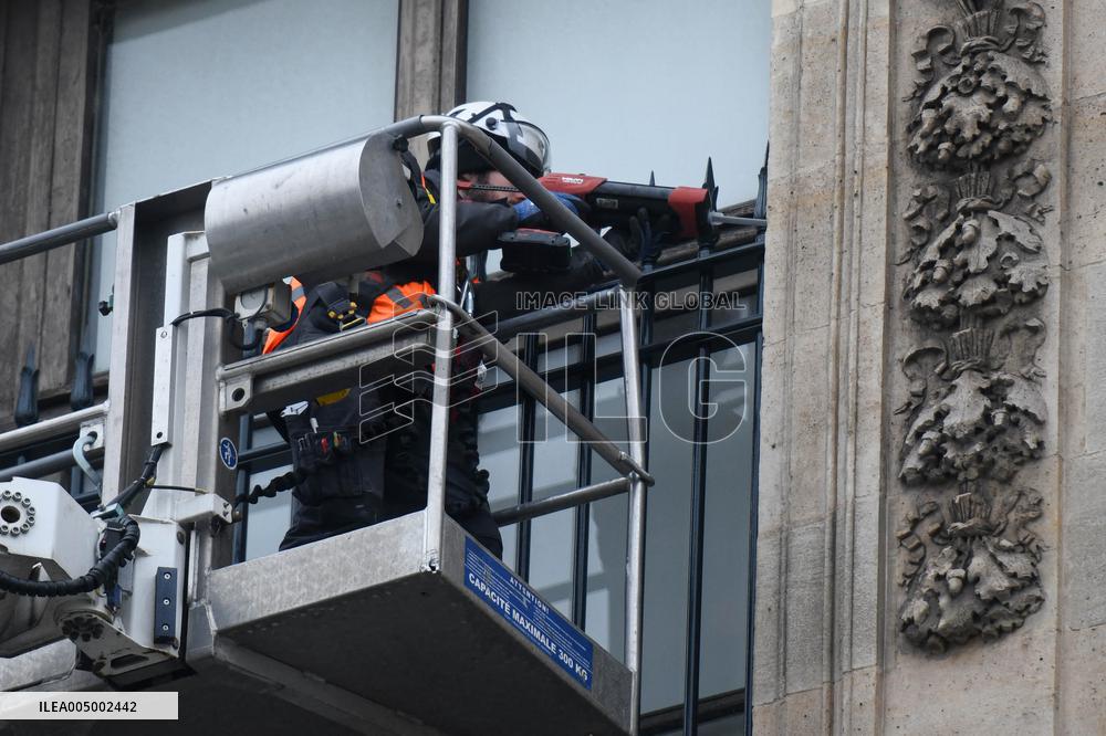 Louvre Museum Installs Bars Over Robbed Gallery Window - Paris