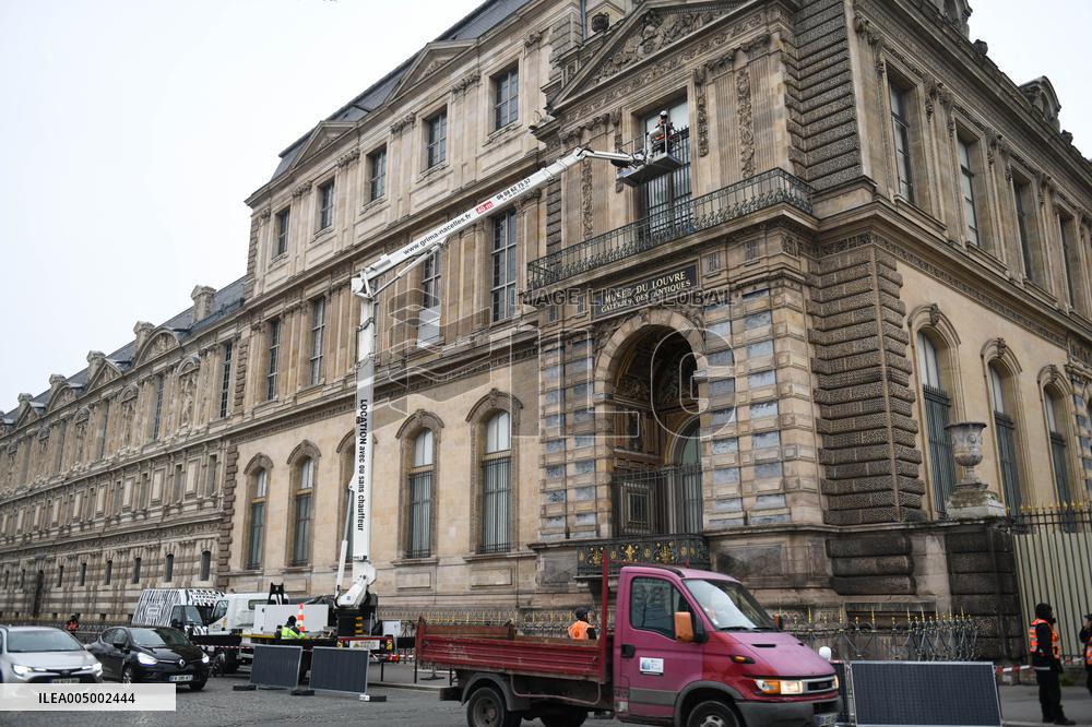 Louvre Museum Installs Bars Over Robbed Gallery Window - Paris