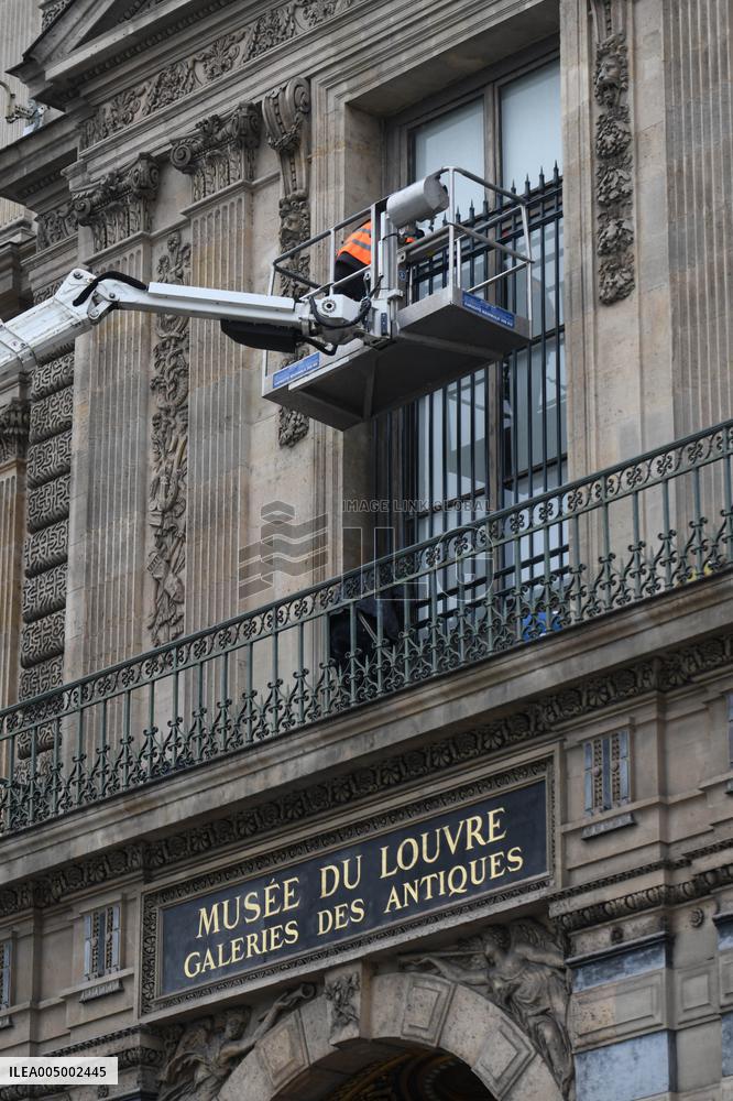 Louvre Museum Installs Bars Over Robbed Gallery Window - Paris