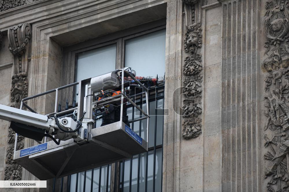 Louvre Museum Installs Bars Over Robbed Gallery Window - Paris