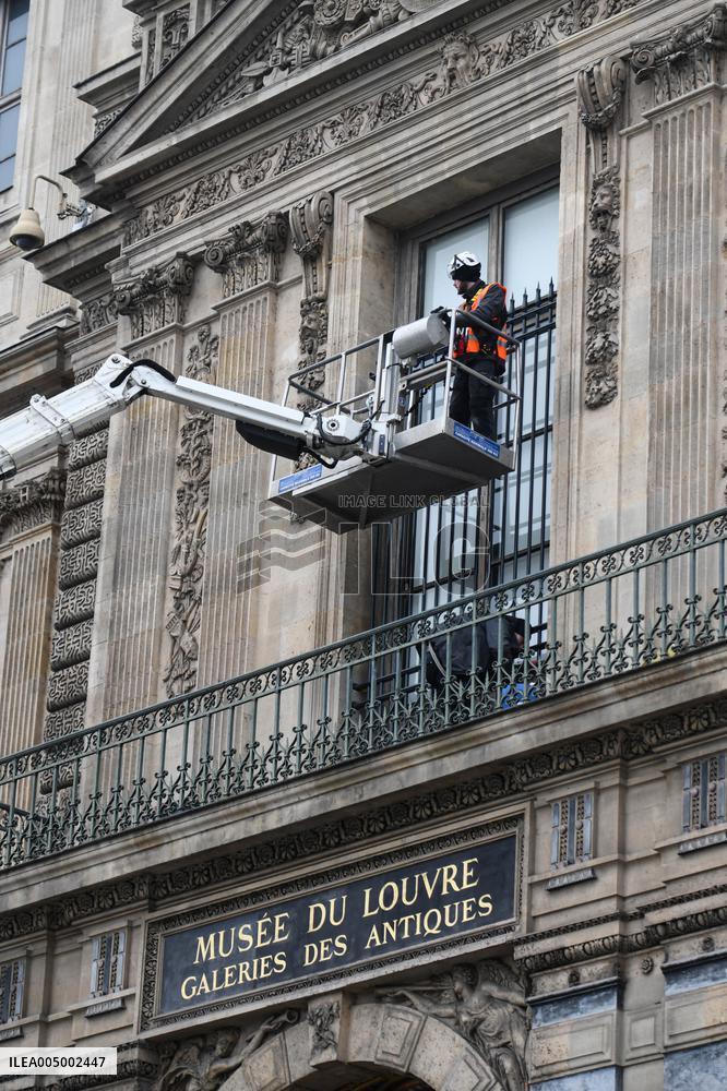 Louvre Museum Installs Bars Over Robbed Gallery Window - Paris