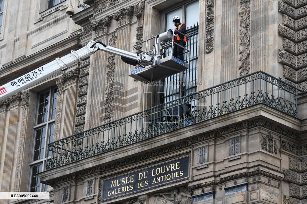 Louvre Museum Installs Bars Over Robbed Gallery Window - Paris