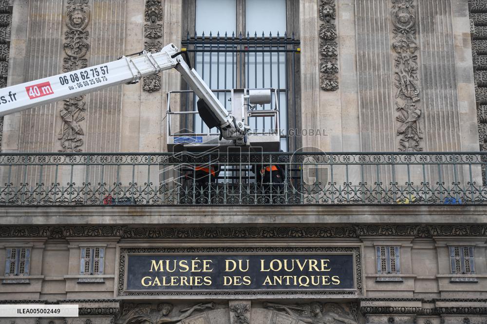 Louvre Museum Installs Bars Over Robbed Gallery Window - Paris