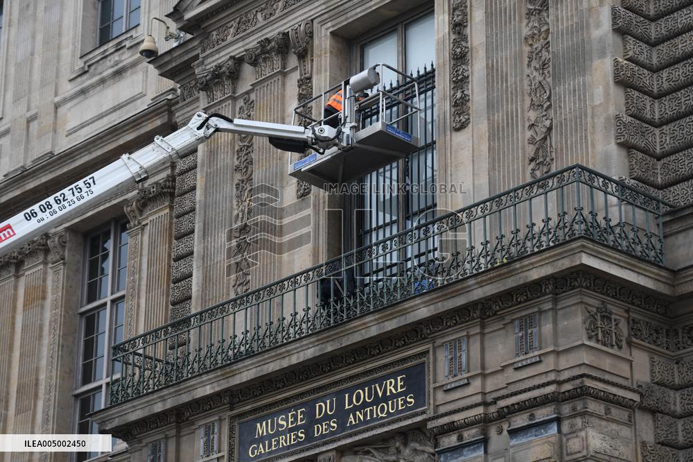 Louvre Museum Installs Bars Over Robbed Gallery Window - Paris