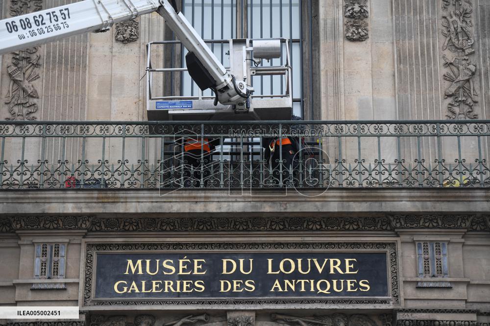 Louvre Museum Installs Bars Over Robbed Gallery Window - Paris