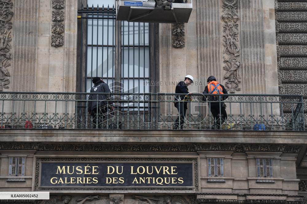 Louvre Museum Installs Bars Over Robbed Gallery Window - Paris