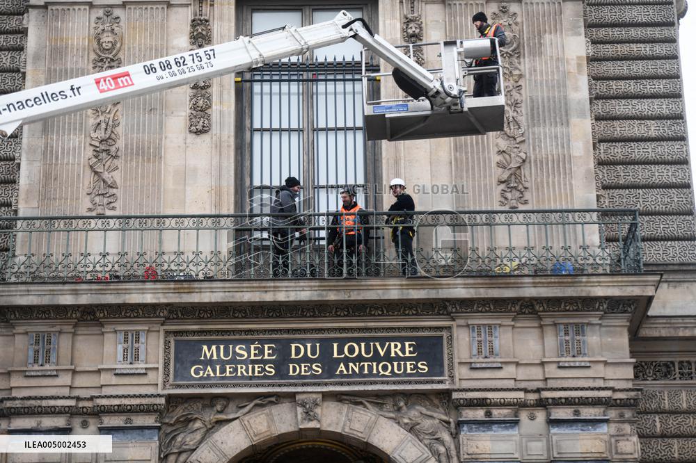 Louvre Museum Installs Bars Over Robbed Gallery Window - Paris