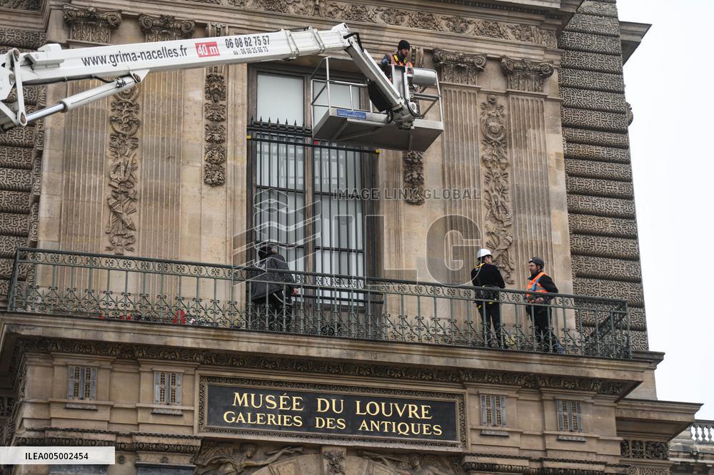 Louvre Museum Installs Bars Over Robbed Gallery Window - Paris
