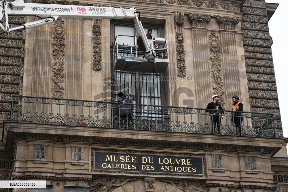 Louvre Museum Installs Bars Over Robbed Gallery Window - Paris