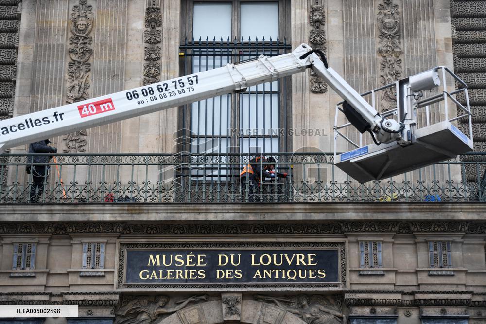Louvre Museum Installs Bars Over Robbed Gallery Window - Paris