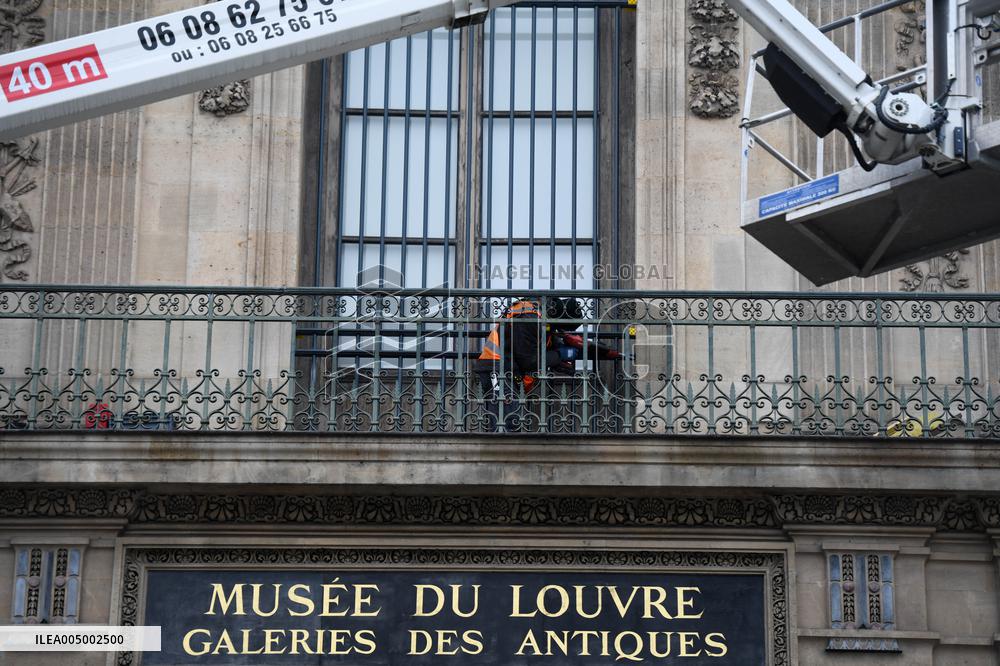 Louvre Museum Installs Bars Over Robbed Gallery Window - Paris