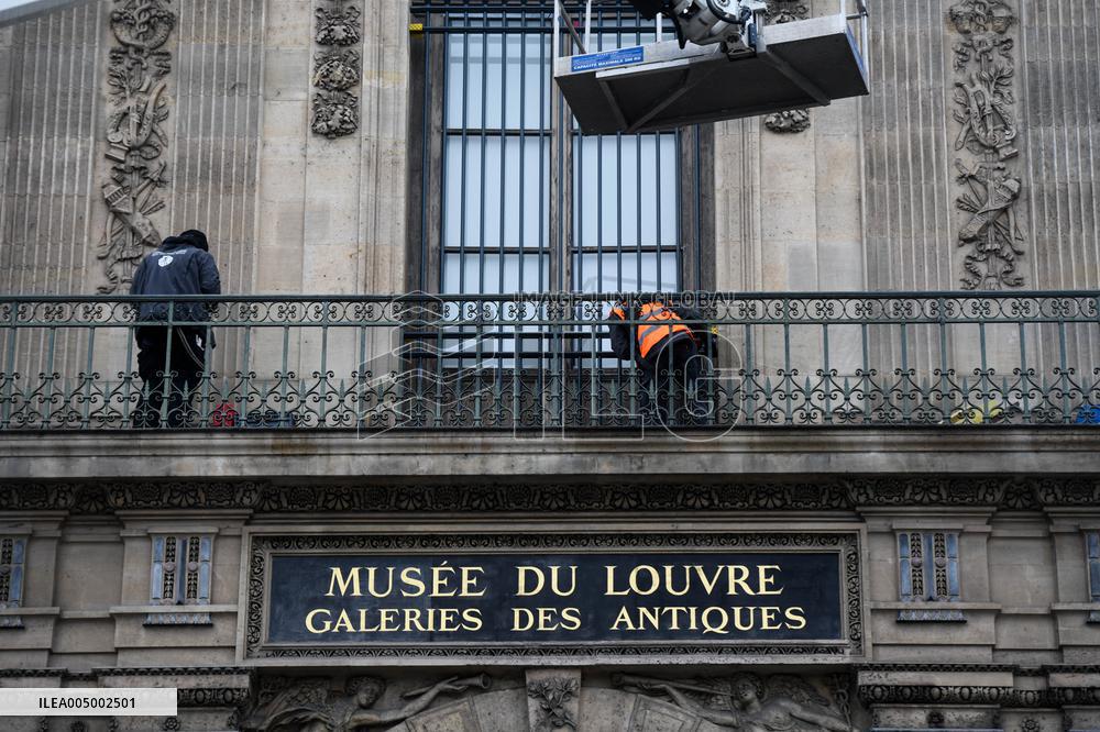 Louvre Museum Installs Bars Over Robbed Gallery Window - Paris