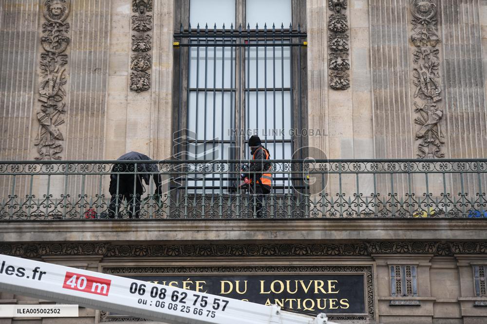 Louvre Museum Installs Bars Over Robbed Gallery Window - Paris