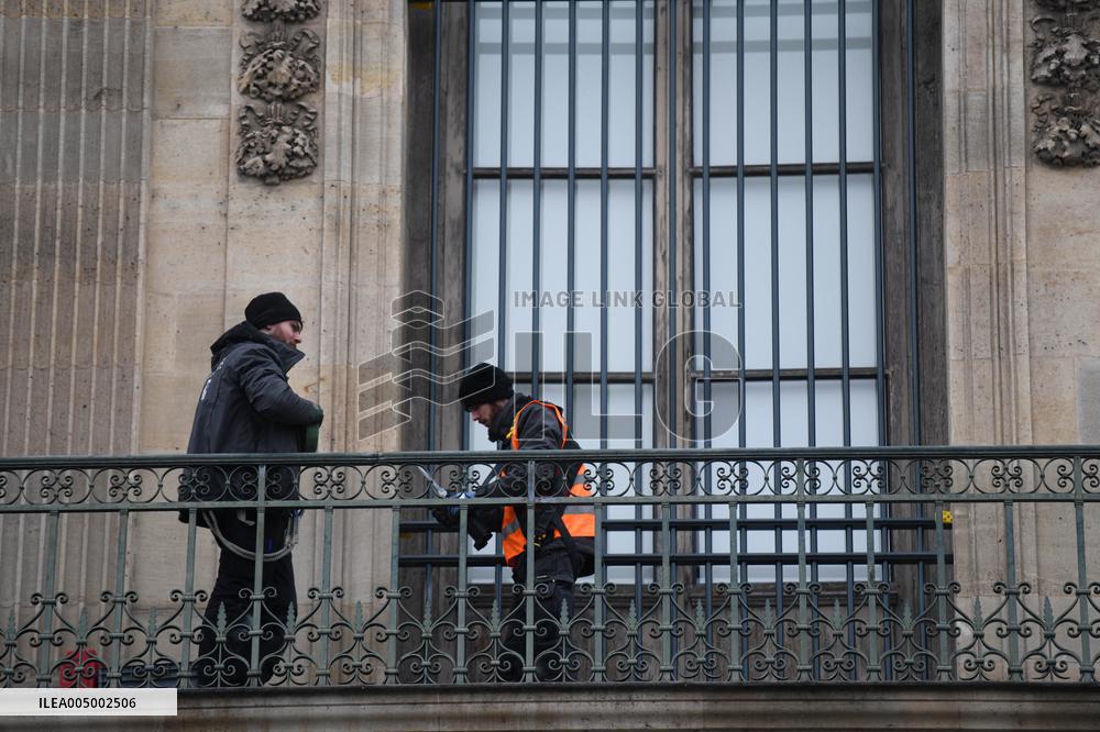 Louvre Museum Installs Bars Over Robbed Gallery Window - Paris