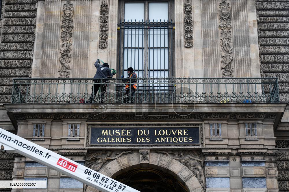 Louvre Museum Installs Bars Over Robbed Gallery Window - Paris