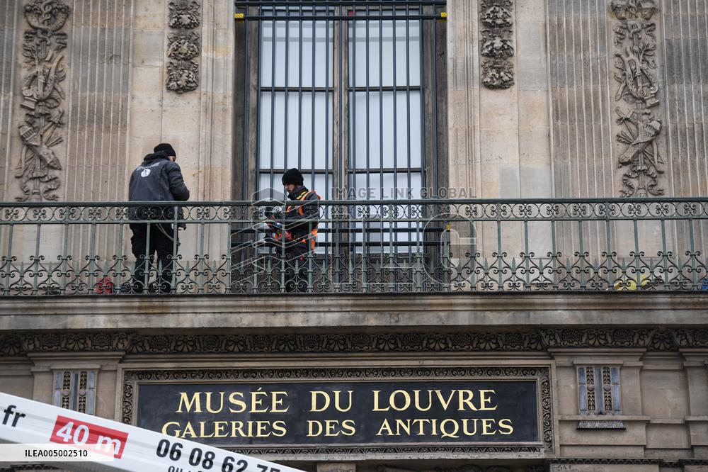 Louvre Museum Installs Bars Over Robbed Gallery Window - Paris