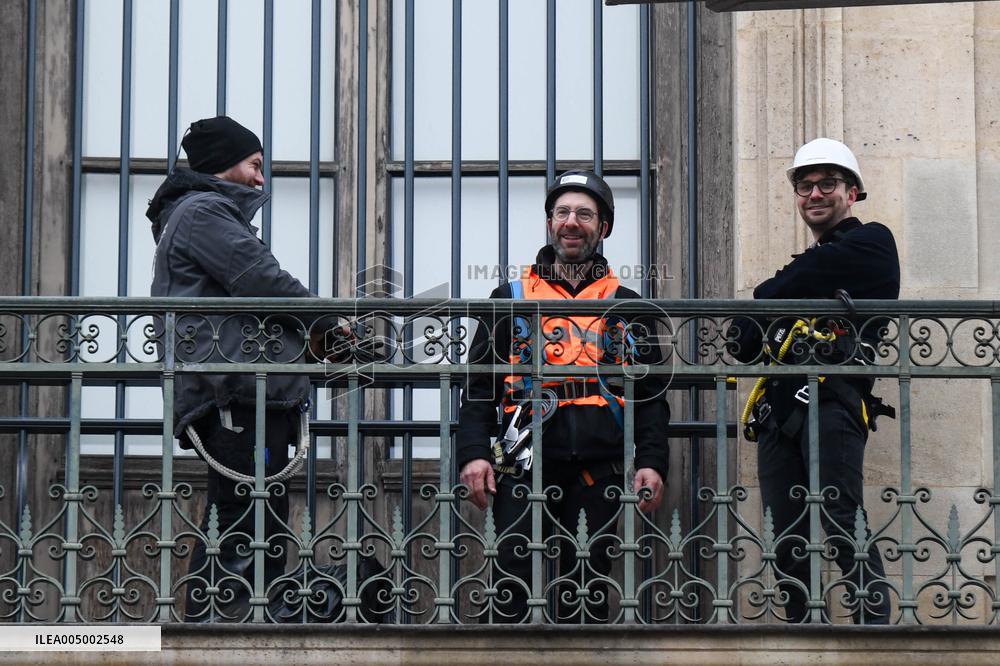 Louvre Museum Installs Bars Over Robbed Gallery Window - Paris