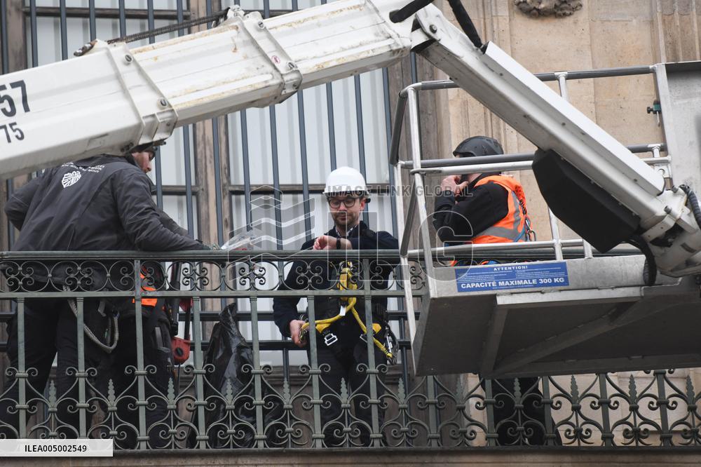 Louvre Museum Installs Bars Over Robbed Gallery Window - Paris