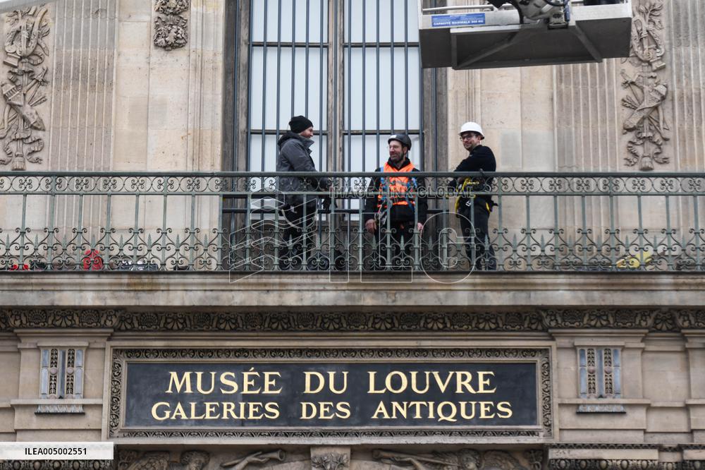 Louvre Museum Installs Bars Over Robbed Gallery Window - Paris