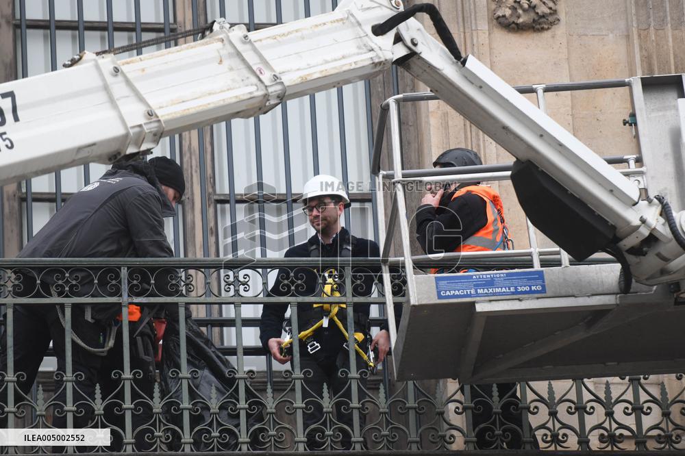 Louvre Museum Installs Bars Over Robbed Gallery Window - Paris