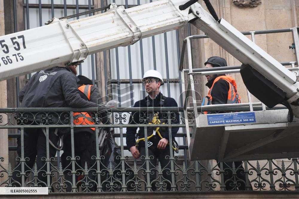 Louvre Museum Installs Bars Over Robbed Gallery Window - Paris