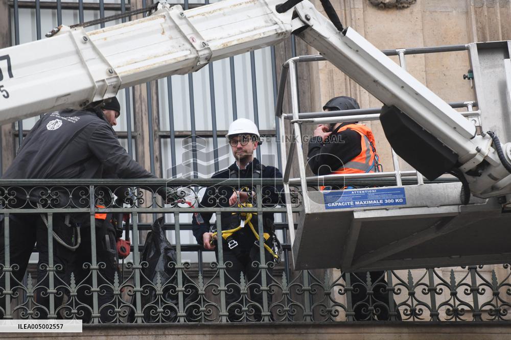 Louvre Museum Installs Bars Over Robbed Gallery Window - Paris