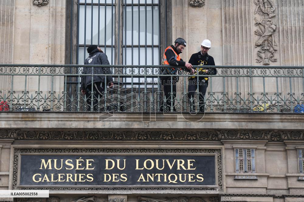 Louvre Museum Installs Bars Over Robbed Gallery Window - Paris