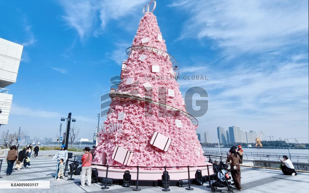 LANCOME 90th Anniversary Giant Christmas Tree