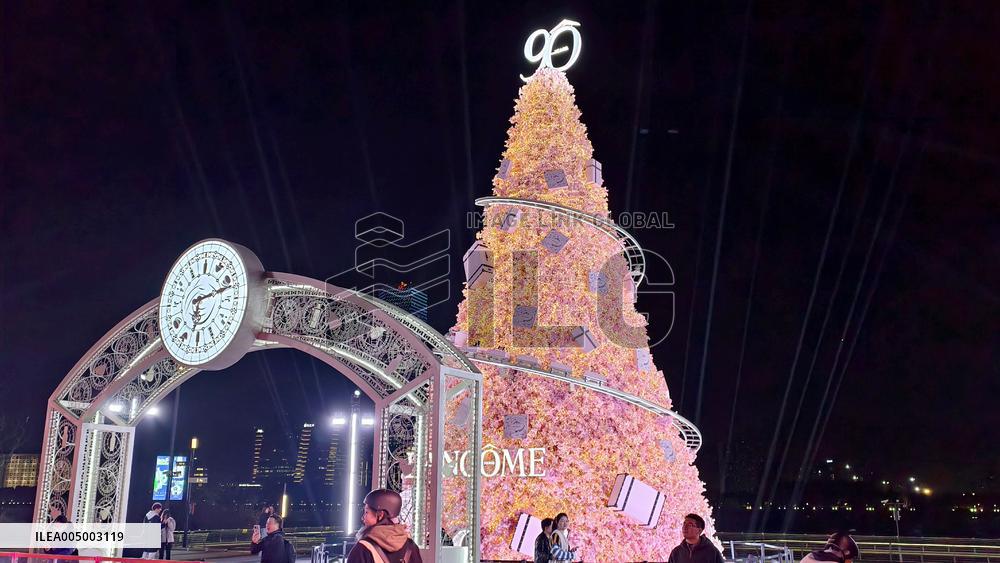 LANCOME 90th Anniversary Giant Christmas Tree