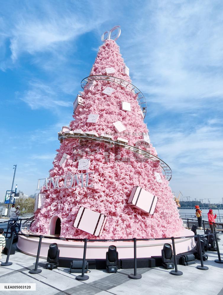 LANCOME 90th Anniversary Giant Christmas Tree