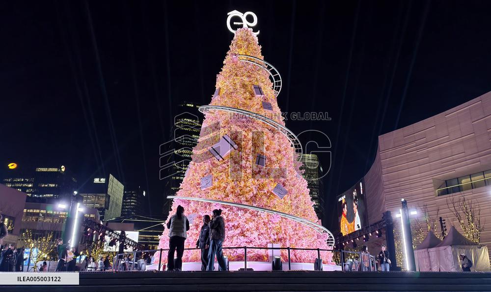 LANCOME 90th Anniversary Giant Christmas Tree