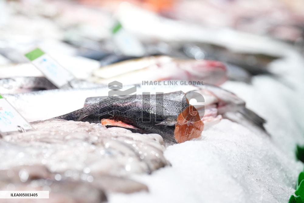 Last minute Christmas shopping at the Boqueria market (Barcelona)