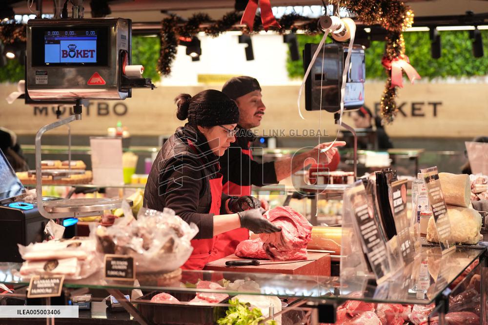 Last minute Christmas shopping at the Boqueria market (Barcelona)