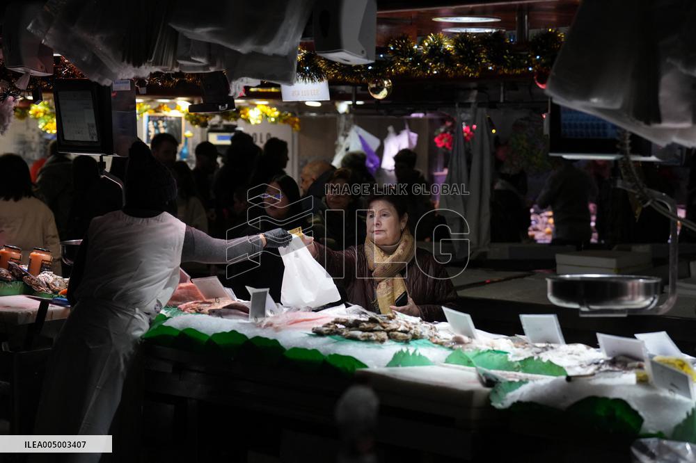 Last minute Christmas shopping at the Boqueria market (Barcelona)