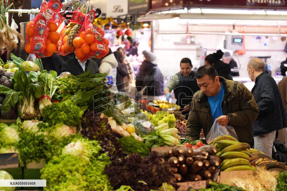 Last minute Christmas shopping at the Boqueria market (Barcelona)