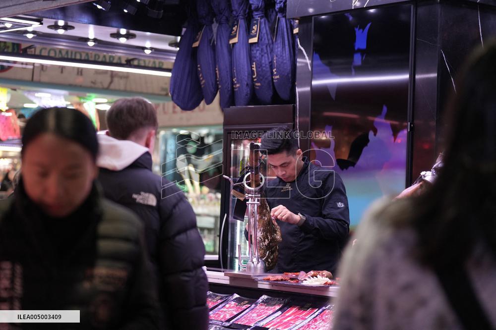 Last minute Christmas shopping at the Boqueria market (Barcelona)