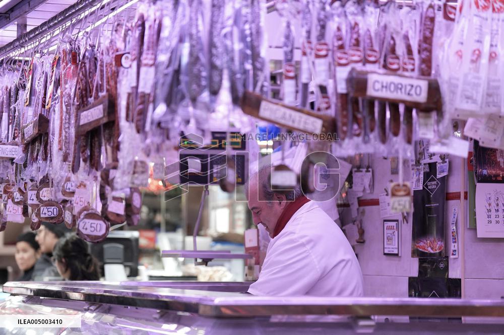 Last minute Christmas shopping at the Boqueria market (Barcelona)