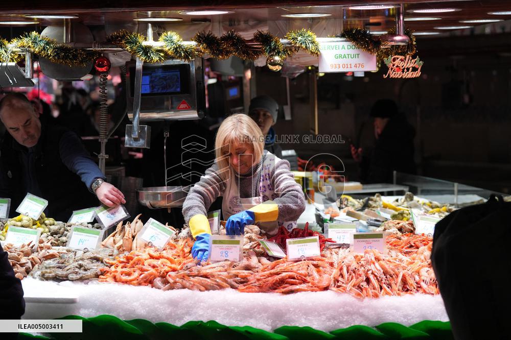 Last minute Christmas shopping at the Boqueria market (Barcelona)