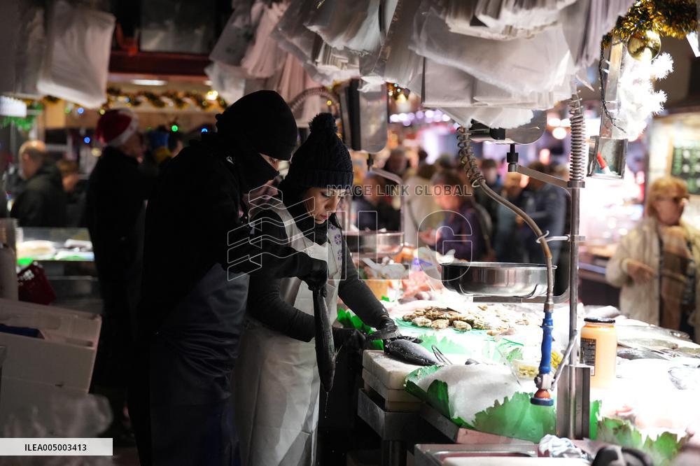 Last minute Christmas shopping at the Boqueria market (Barcelona)