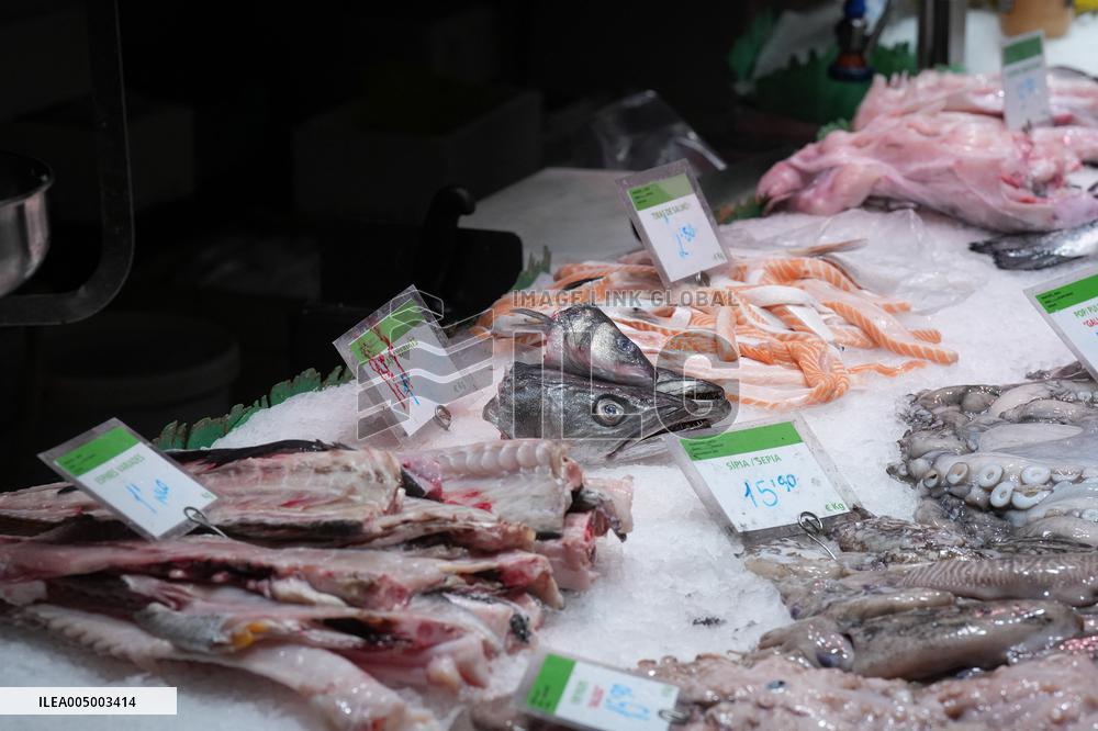 Last minute Christmas shopping at the Boqueria market (Barcelona)