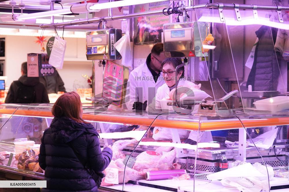 Last minute Christmas shopping at the Boqueria market (Barcelona)