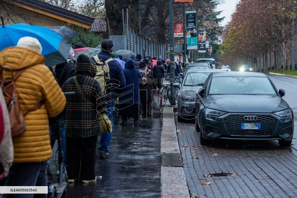 Pane Quotidiano Distributes Food In Milano - Italy