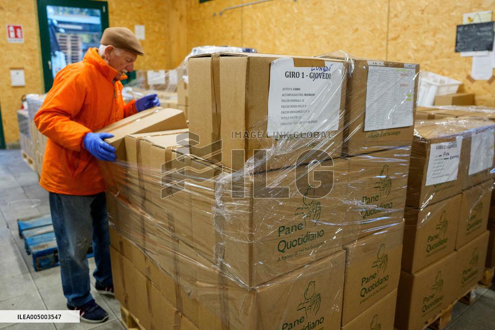 Pane Quotidiano Distributes Food In Milano - Italy