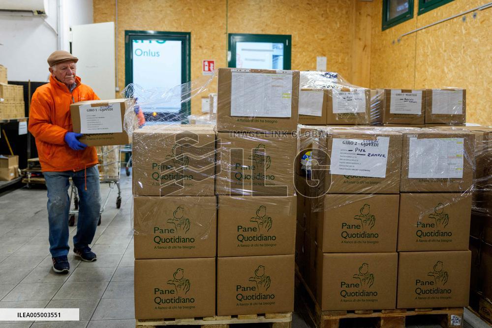 Pane Quotidiano Distributes Food In Milano - Italy