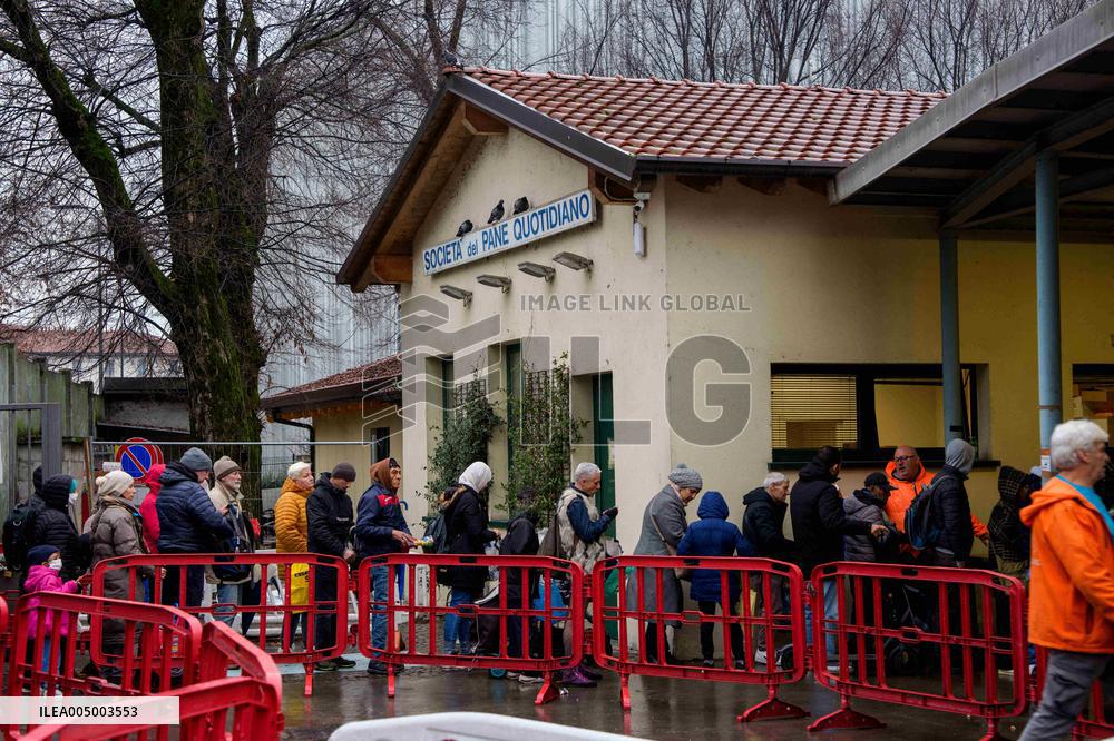 Pane Quotidiano Distributes Food In Milano - Italy